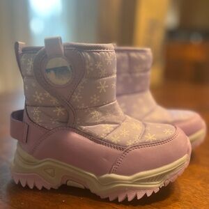 Youth snowboots size 10-11 youth